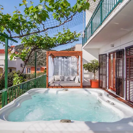 Of The Hill Apartment