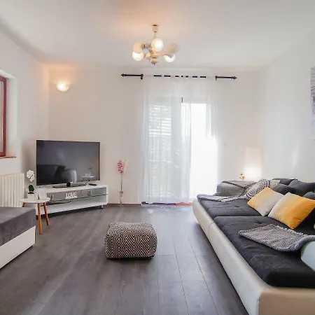 Of The Hill Apartment *