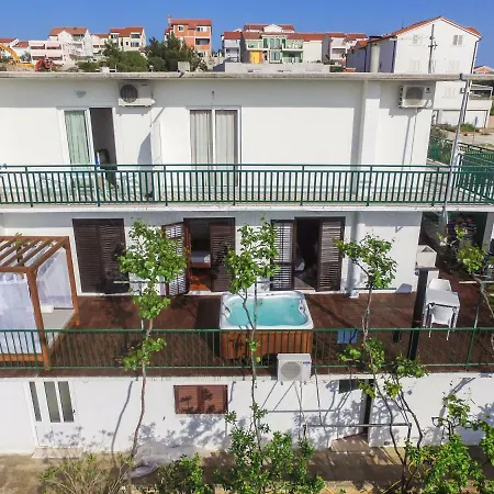 Of The Hill Apartment *